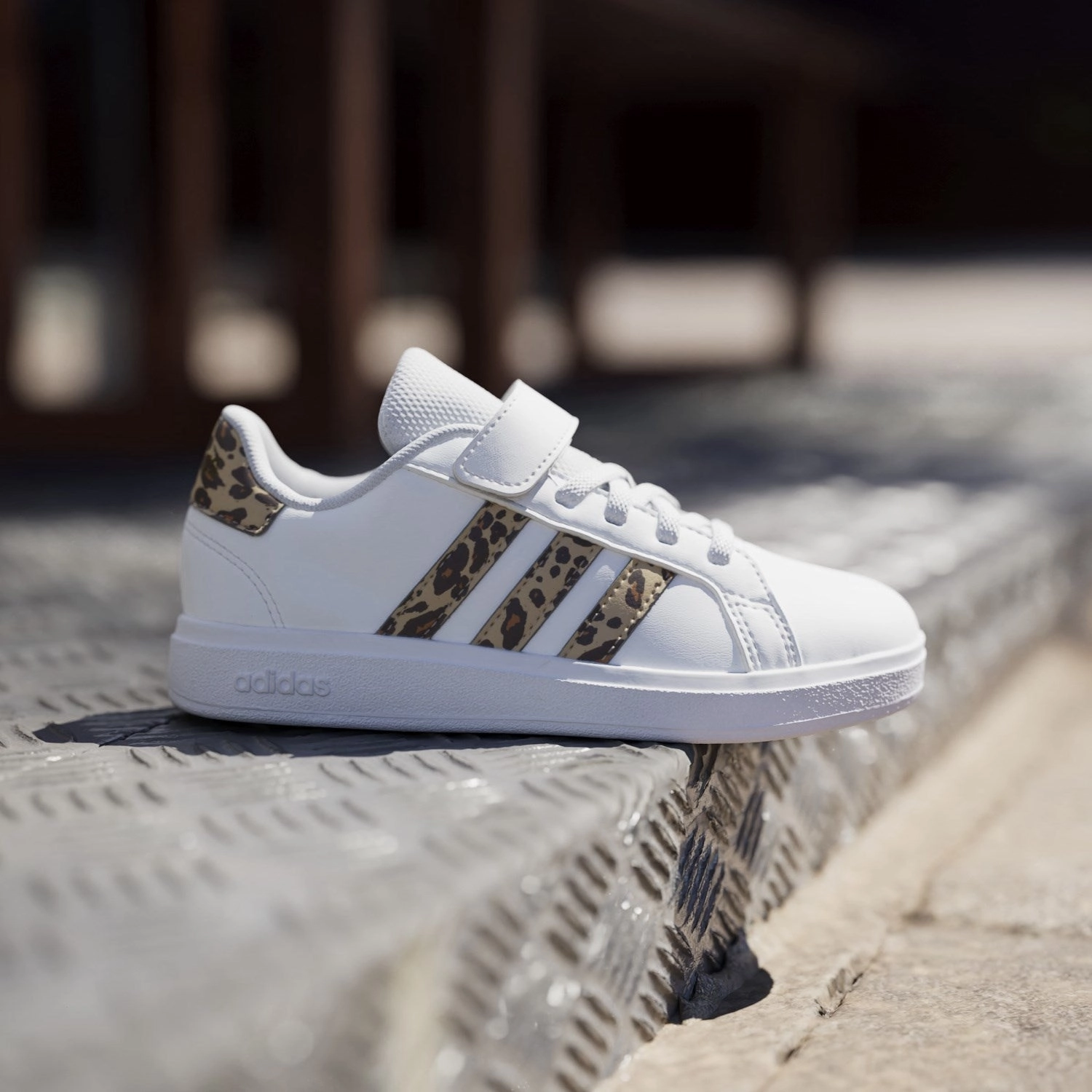 Twist Free Motion adidas Originals Ftwr White/Magic Beige/Matte Gold Grand Court 2.0 El C Sneakers
