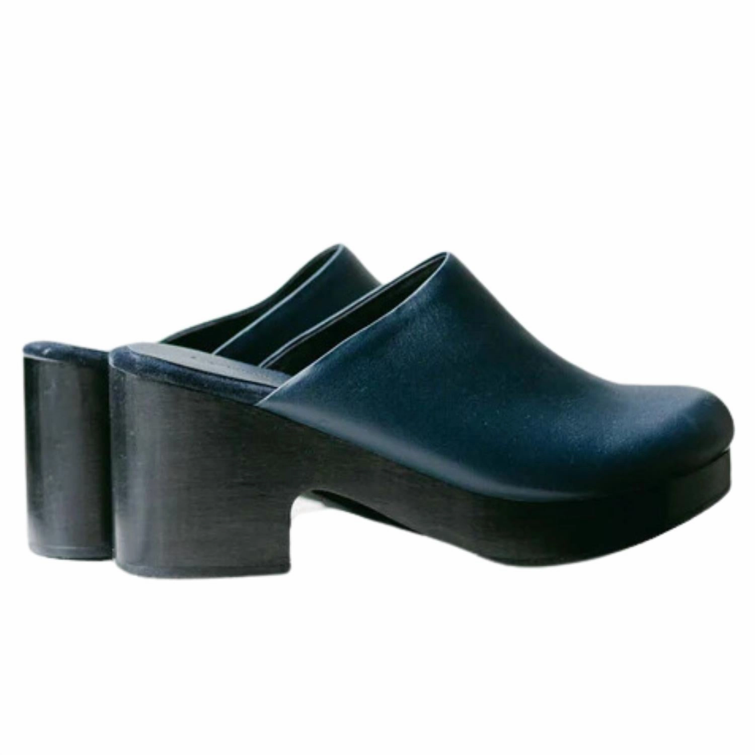 Water-Resistant Slides Blaring Clog In Navy