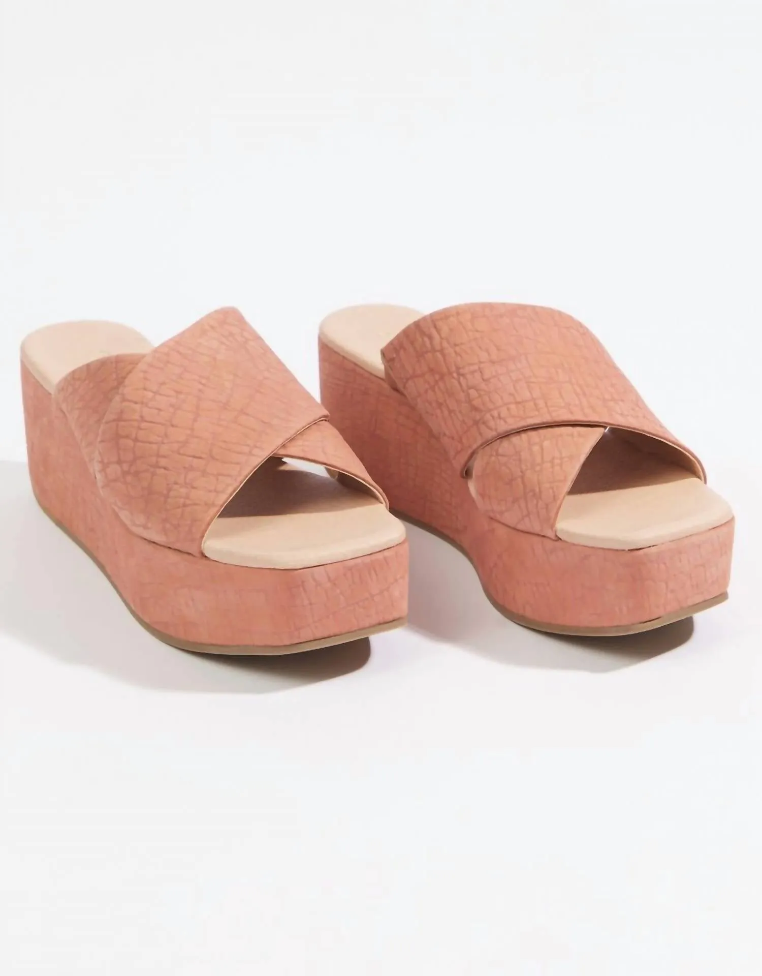 Holden Wedge In Rose Leather Durable Buckle Closure