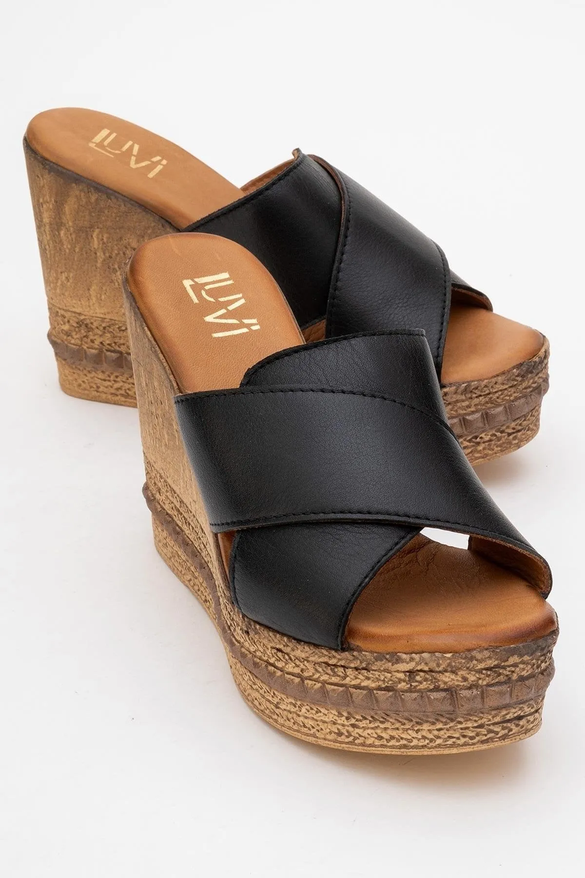 Lois Wedge Leather Sandal Textured Grip Surface Classic Outdoor Style