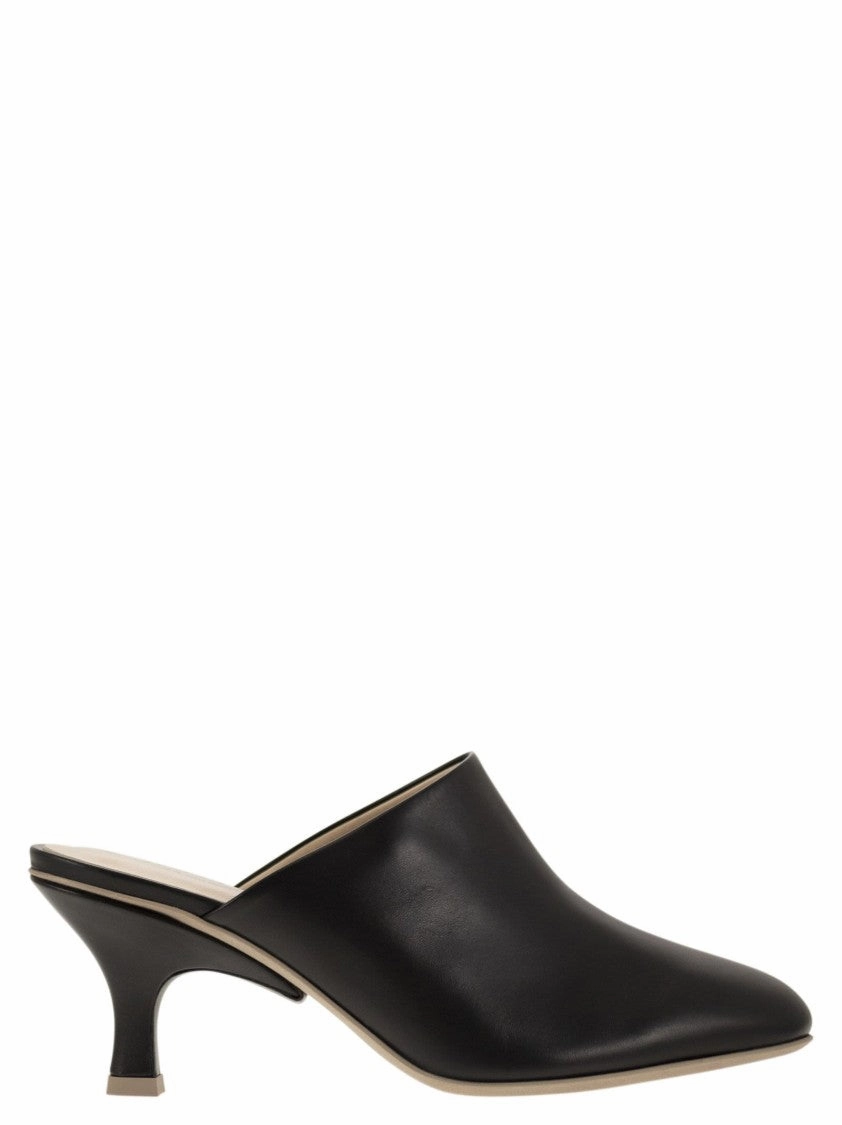 Refined Black Leather Sabot With Contrasting Details Quick Relax Fit Shoes